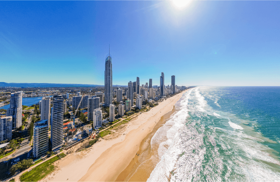Foto de uma praia com prédios cercando a areia