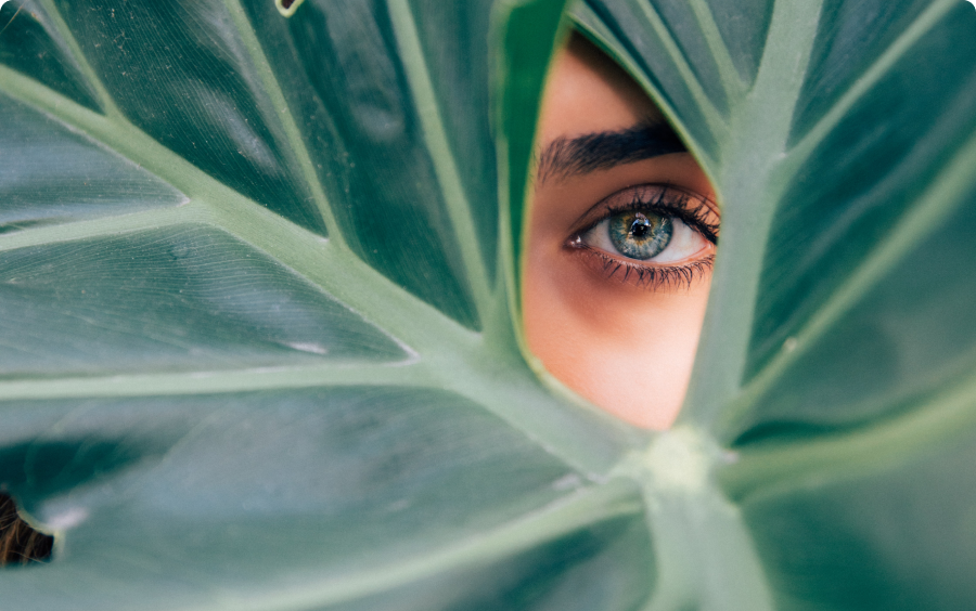 Fotografia de planta sobreposta sobre o rosto de uma mulher