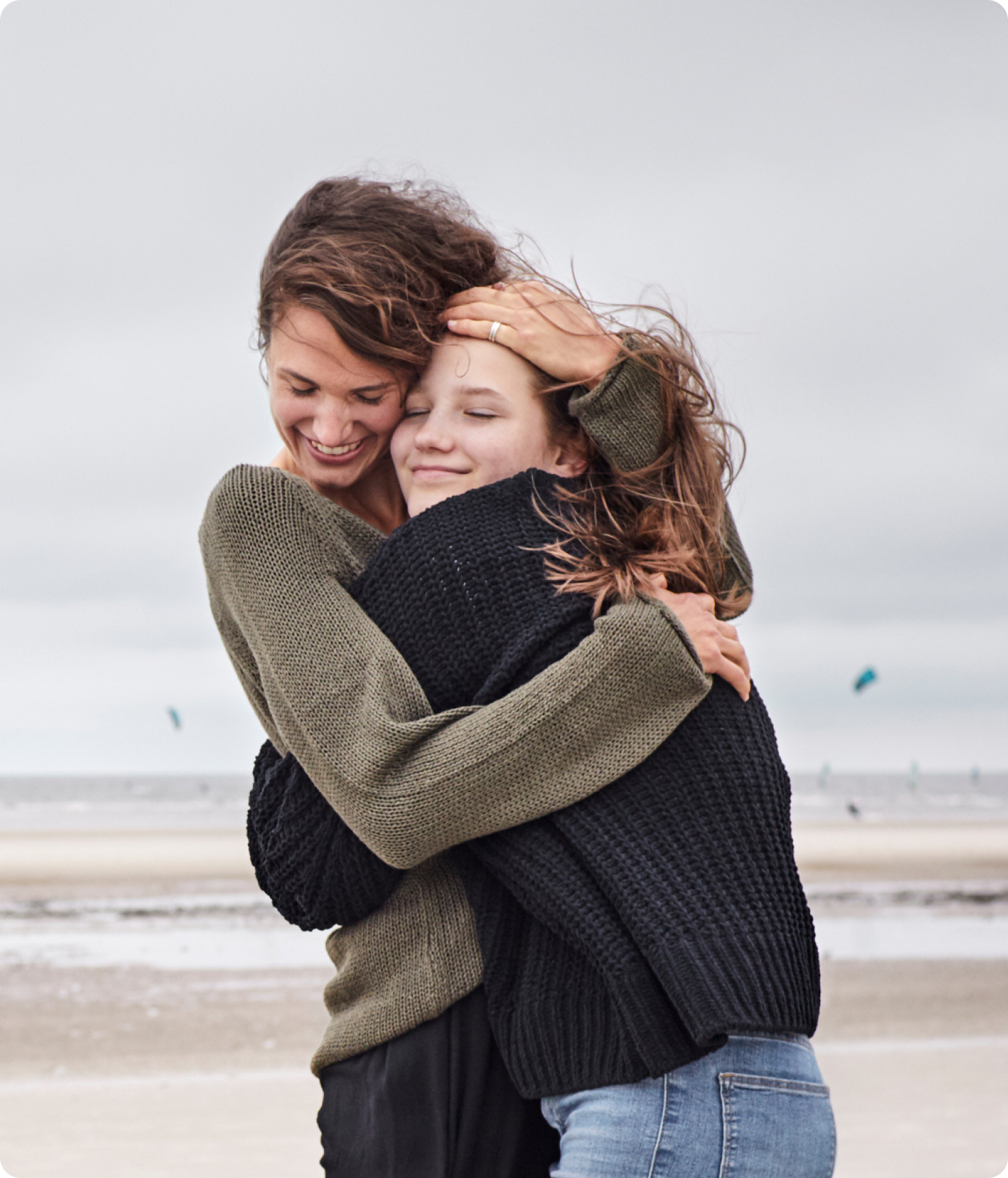 Foto de duas mulheres se abraçando