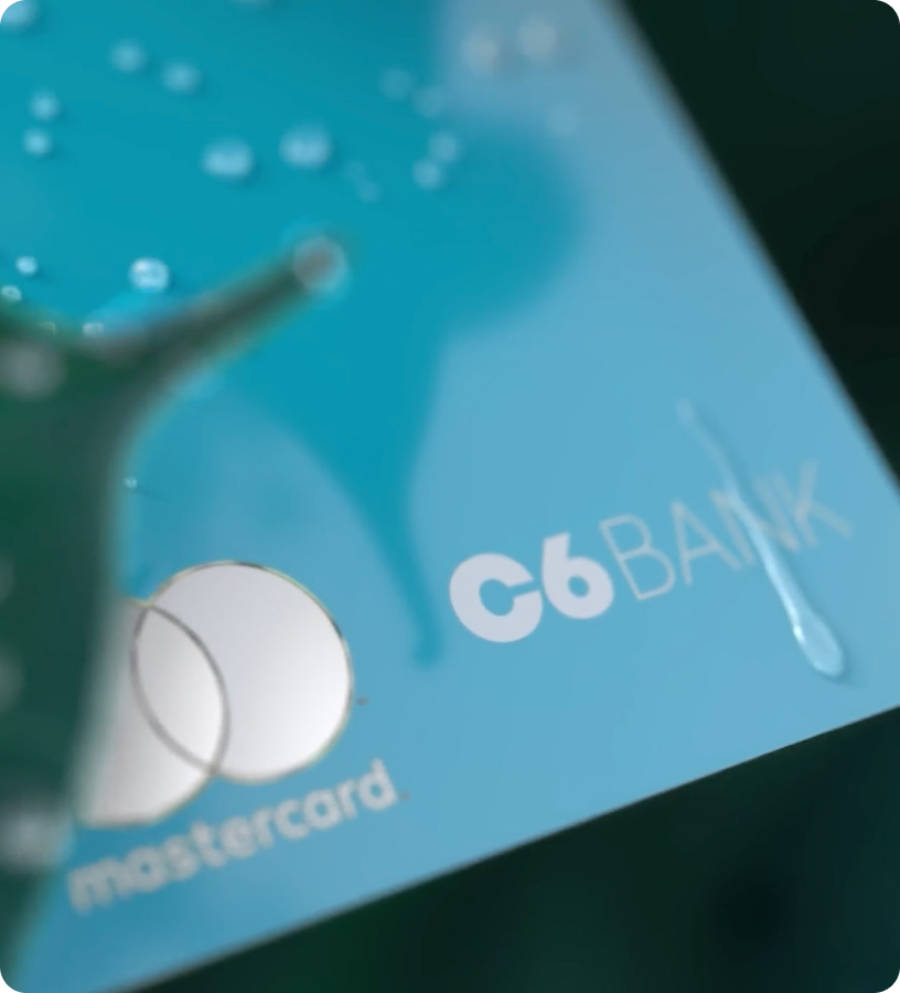 Cartão C6 Acqua com gotas d'água e logos do C6 Bank e Mastercard.