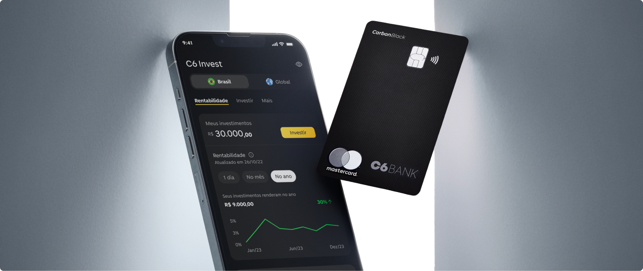 Foto de celular com a tela de investimentos do aplicativo do C6 Bank aberta e cartão preto do C6 Bank ao lado, flutuando.