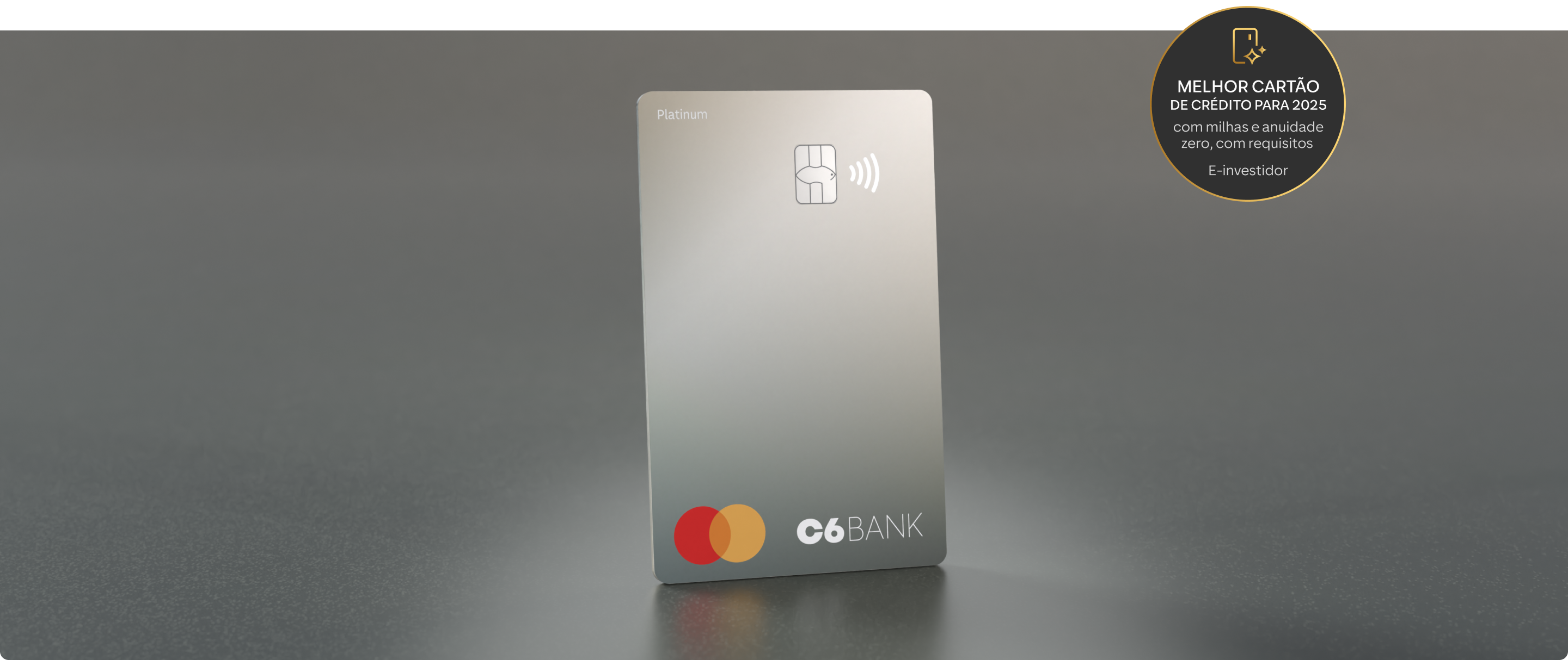 Cartão C6 Bank Platinum prateado sobre superfície escura, com selo de "Melhor Cartão de Crédito para 2025" do E-investidor.