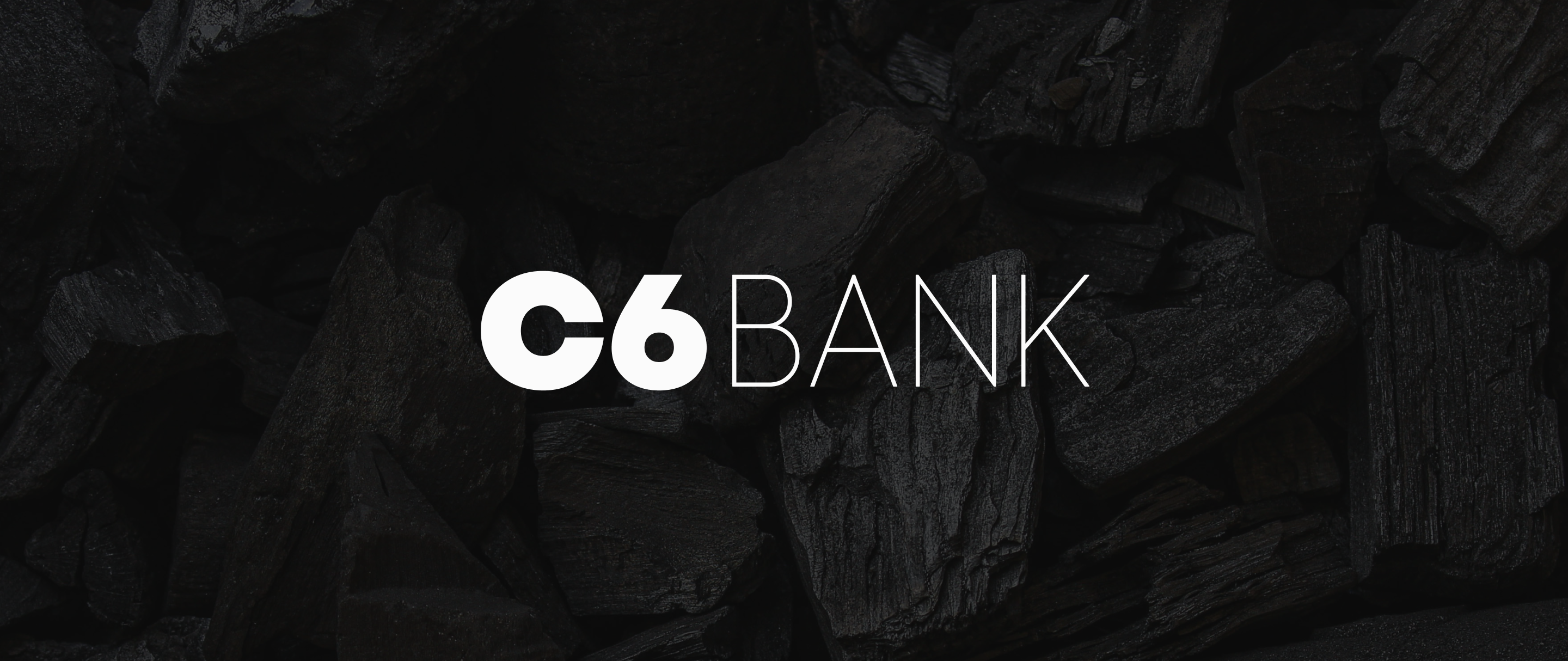 Logotipo C6 Bank Logotipo C6 Bank em branco sobre textura escura de carvão.