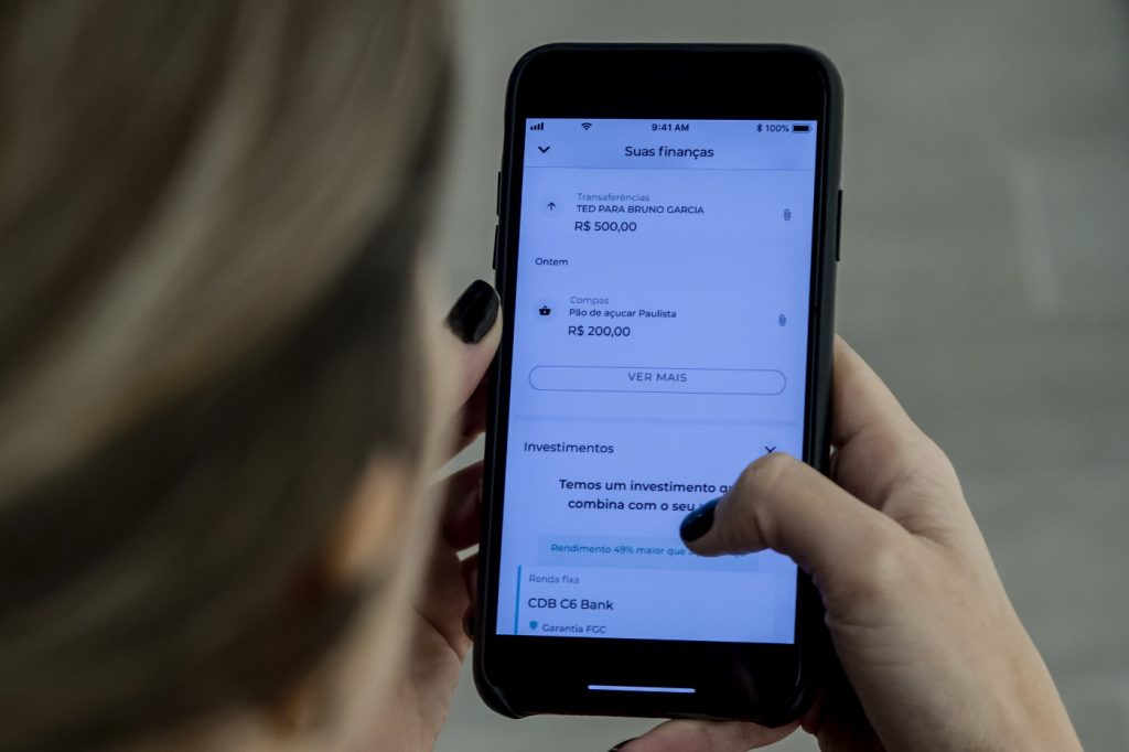 Pessoa checando seu extrato de sua conta no app do C6 Bank