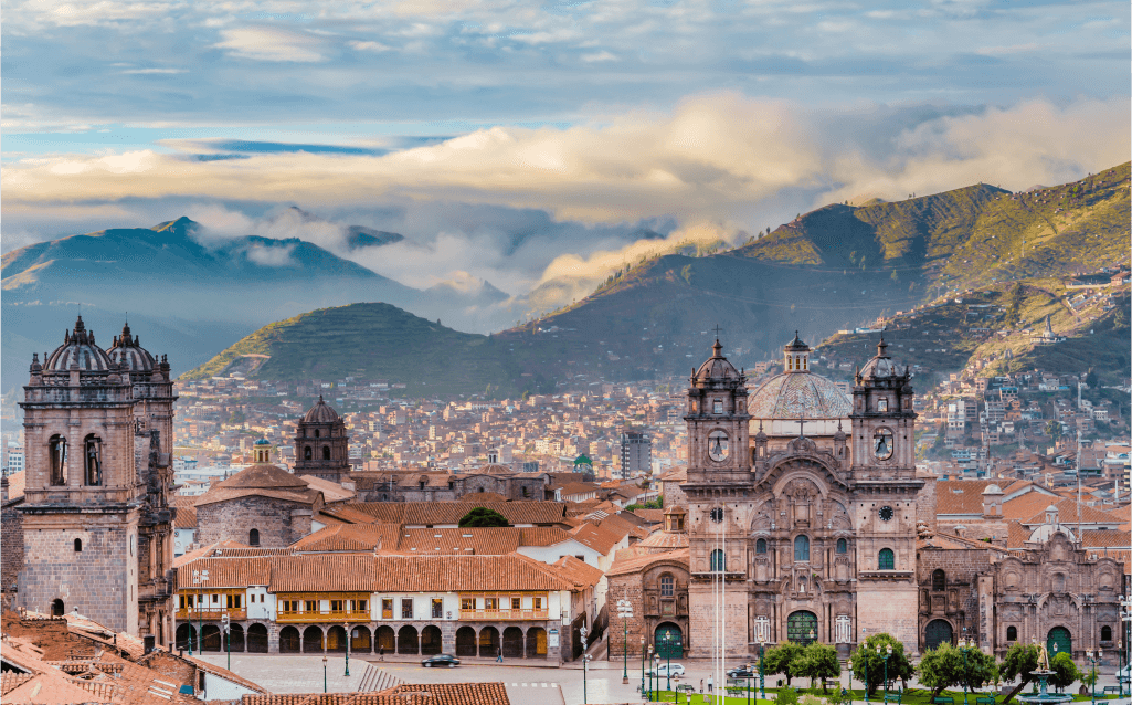 Vista da Plaza de Armas em Cusco, Peru, com montanhas ao fundo e arquitetura colonial.