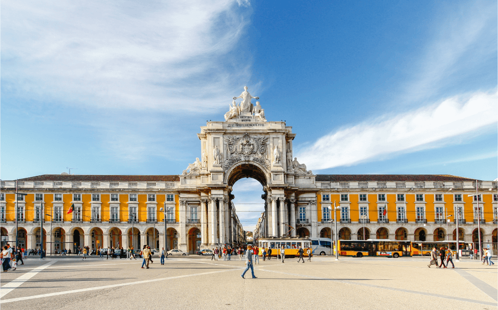 Vista da Praça do Comércio com o Arco da Rua Augusta, em Lisboa, Portugal.