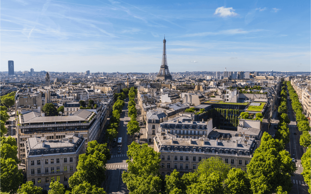 Vista da Torre Eiffel e da cidade de Paris em um dia claro e ensolarado.