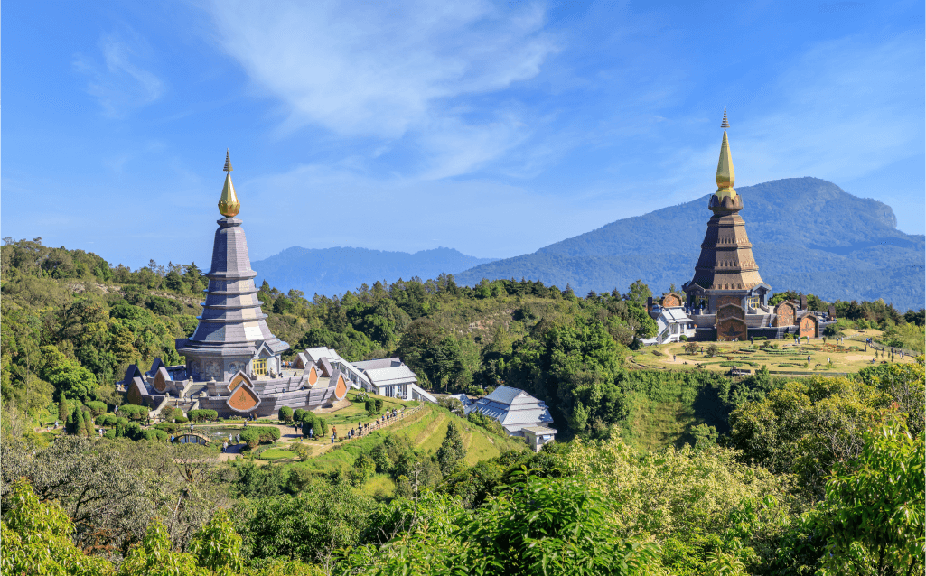 Vista das pagodas do Rei e da Rainha, cercadas por vegetação montanhosa, em Chiang Mai, Tailândia.