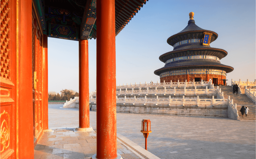 Vista do Templo do Céu em Pequim, China, com sua arquitetura tradicional em um dia claro.