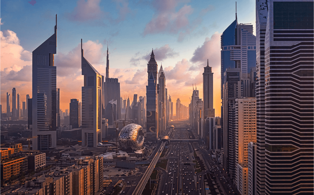 Vista de arranha-céus modernos de Dubai, nos Emirados Árabes, ao pôr do sol.