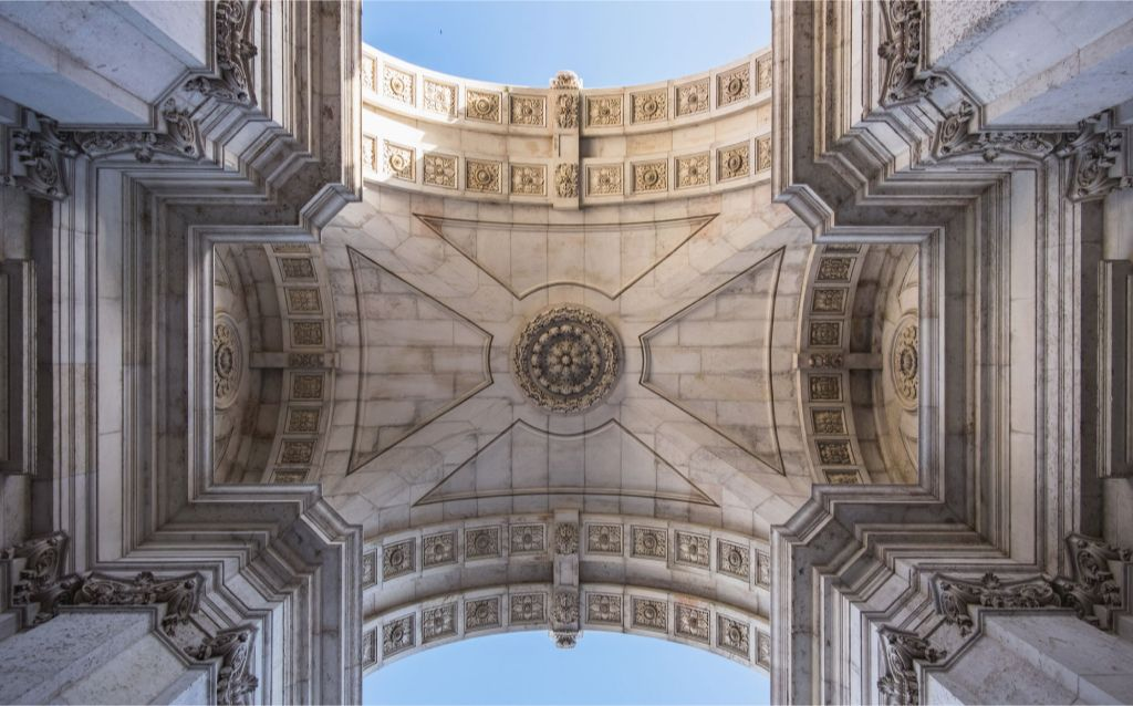 arco da rua augusta, portugal | visão da parte interna do arco com foco na arquitetura