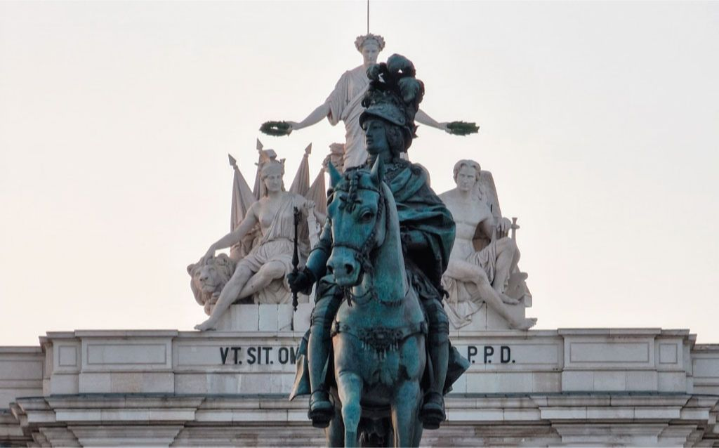 arco da rua augusta, portugal | visão da parte superior do monumento com foco nas esculturas, homem em cima de um cavalo