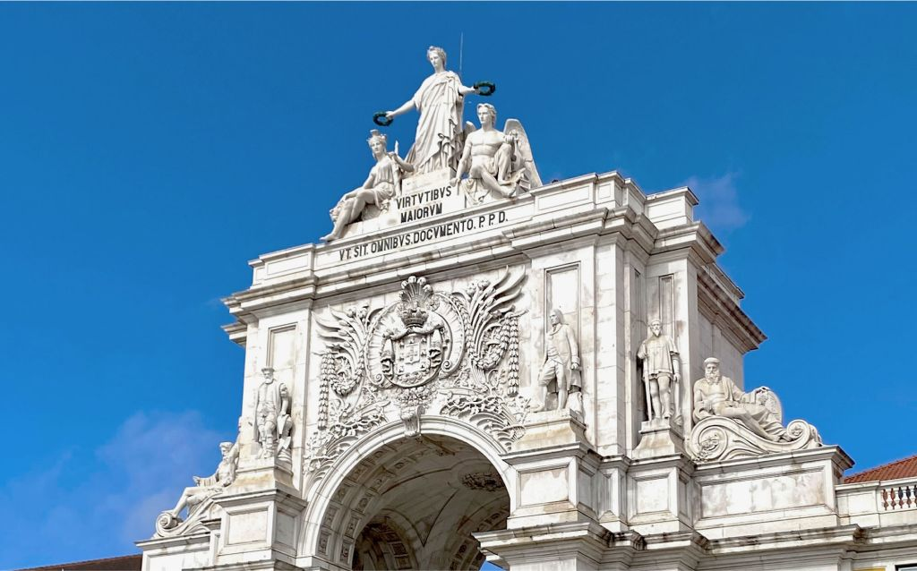 arco da rua augusta, portugal  visão da parte superior do monumento com foco nas esculturas