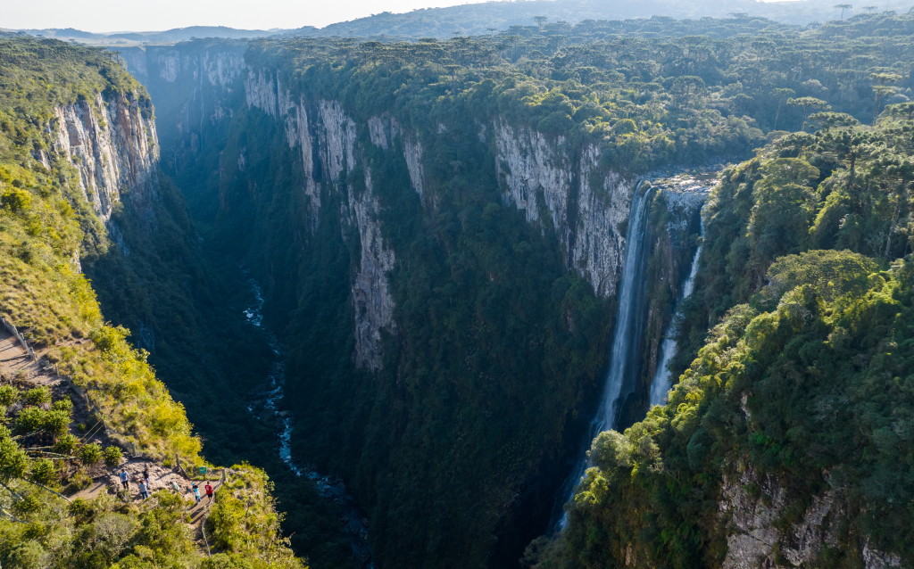 Vista aérea das deslumbrantes Cataratas do Iguaçu, cercadas por uma rica vegetação. Um destino perfeito para os amantes da natureza.