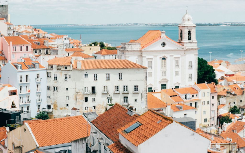 casas e arquitetura portuguesas | bairro português com telhados vermelhos e casas e predios brancos