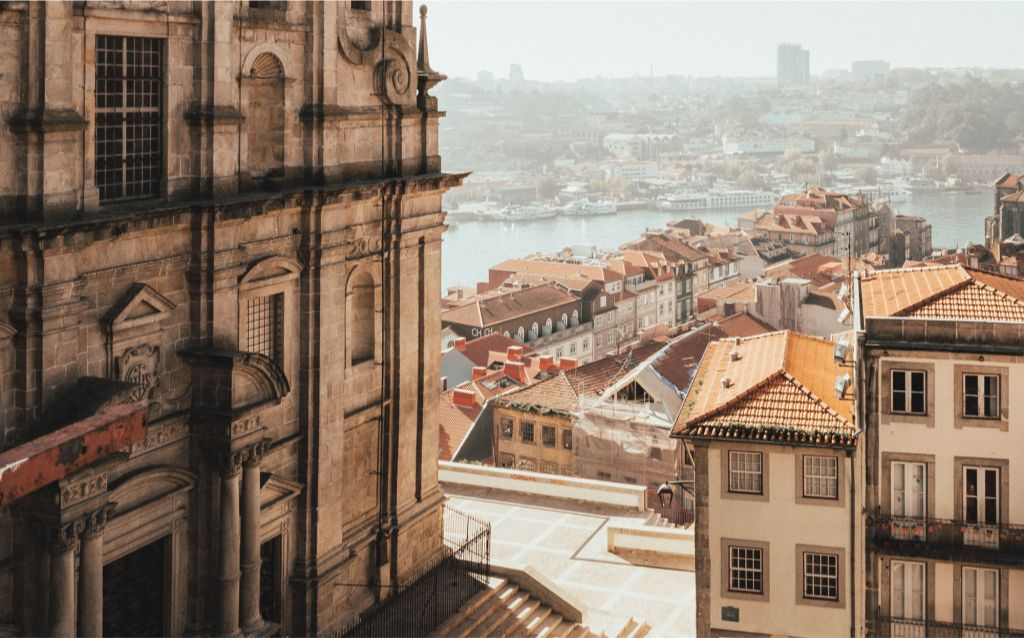 casas e arquitetura portuguesas | bairro português com telhados vermelhos