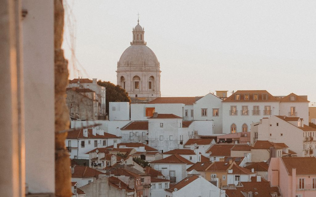 casas portuguesas | bairro português com telhados vermelhos