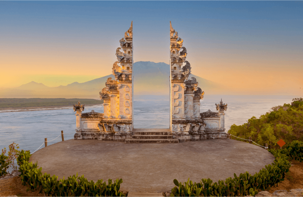 Construção de Bali chamada Portão para o Céu em frete ao mar