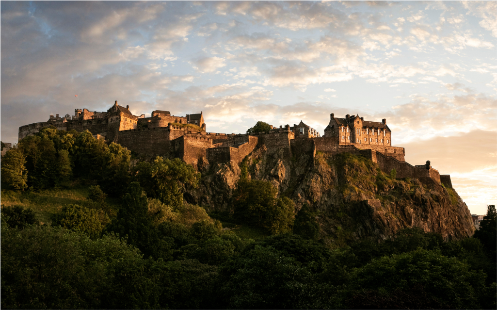 construções tradicionais da cidade de edimburgo durante o fim de tarde.