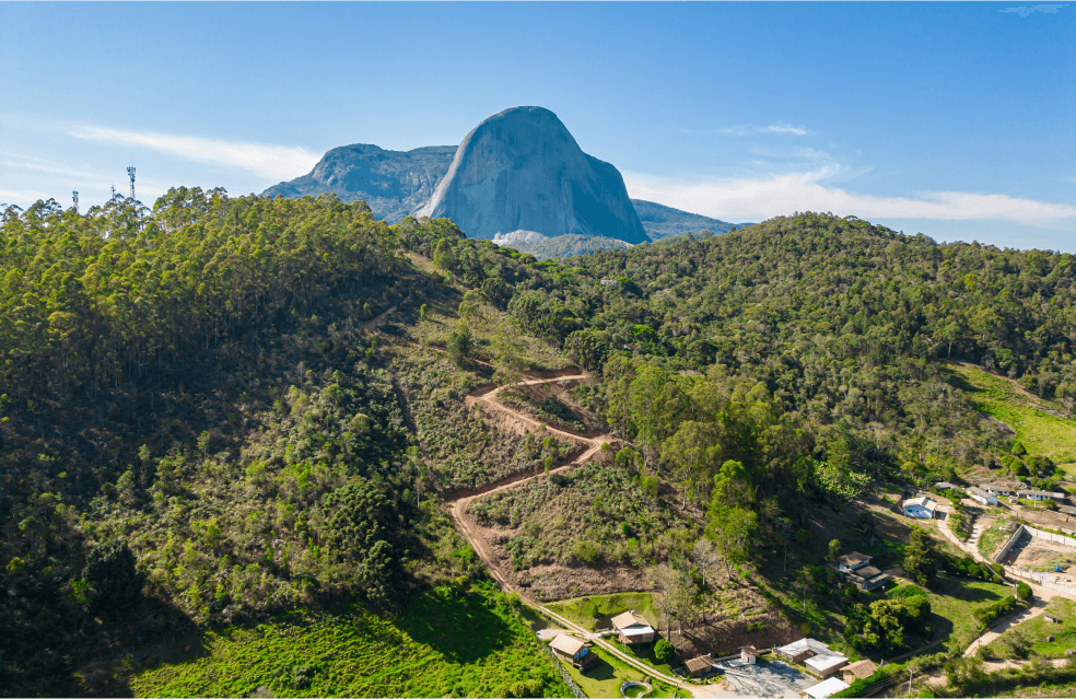 Foto de um morro com uma trilha no meio.