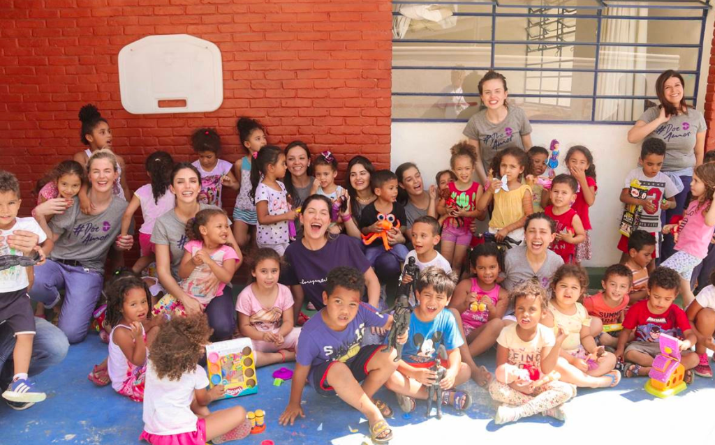 Crianças reunidas em uma iniciativa da Fundação Amor Horizontal