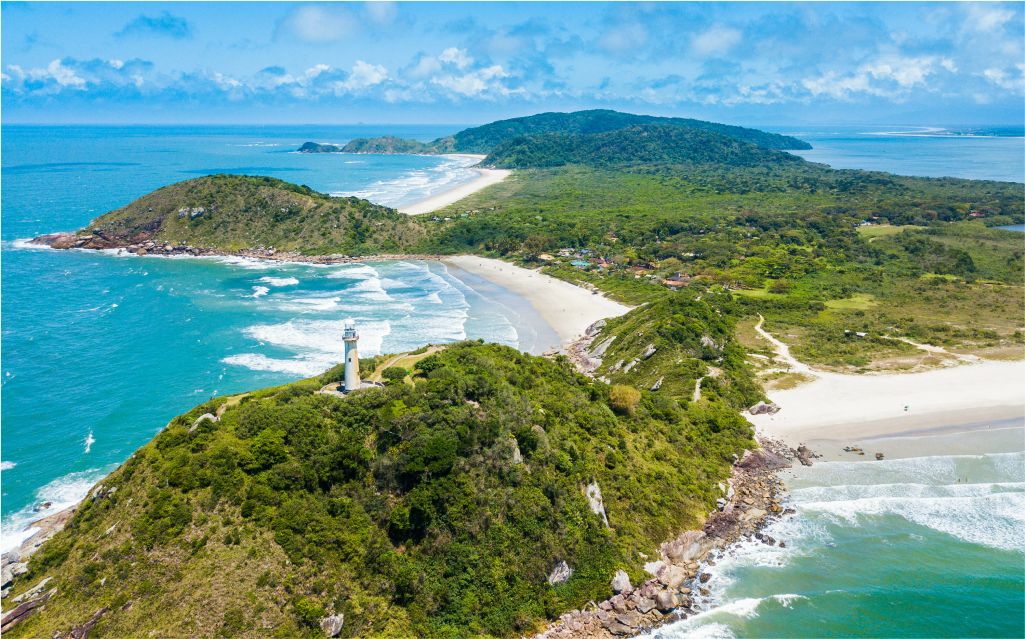 imagem da bahia da ilha do mel com o mar e morros a vista.