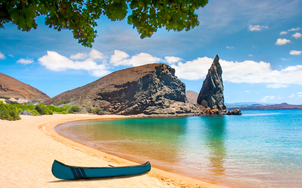 Praia deslumbrante com água clara e montanhas ao fundo, ideal para relaxar e aproveitar a natureza. Um caiaque repousa na areia.