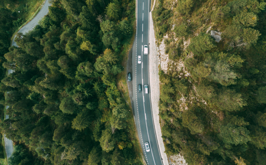 Estrada vista de cima para ilustrar o IPVA e licenciamento