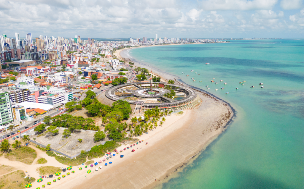 vista panoramica da cidade de joão pessoa com prédios, areia e mar 