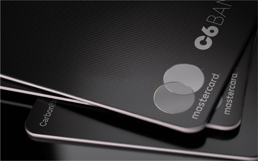 Cartão C6 Carbon na core black com foco no logo do mastercard em preto e branco. como funciona o limite do cartão de crédito