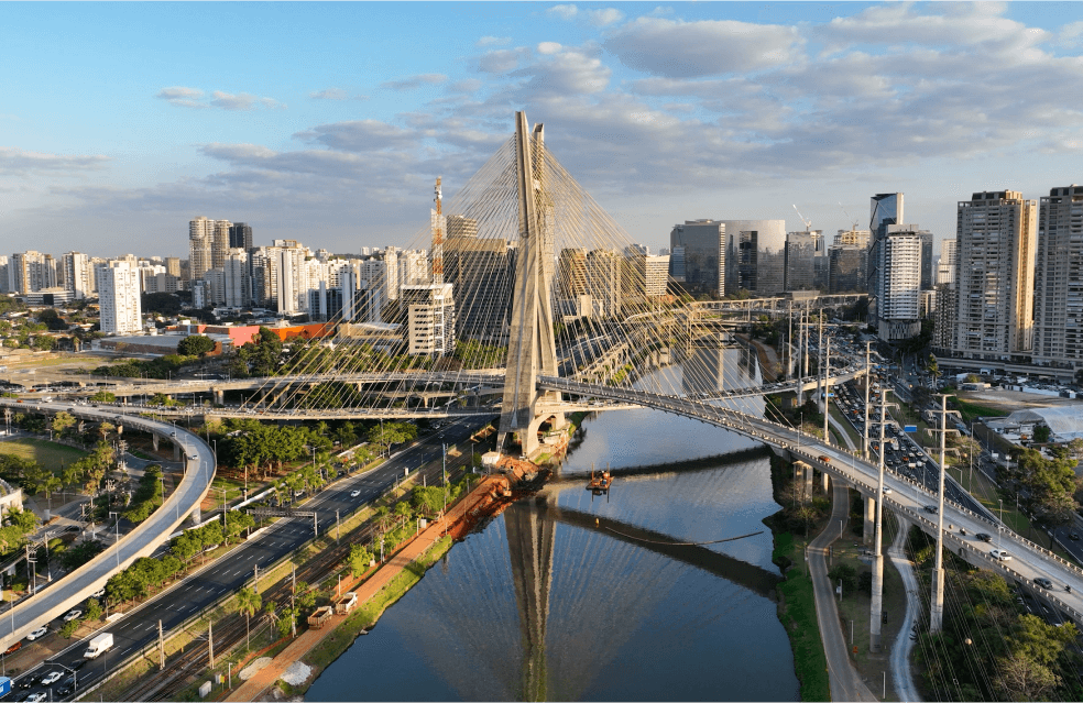 Ponte em formato de X passando por cima do Rio Tiête.