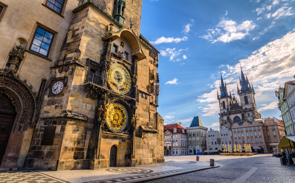 Vista detalhada do Antigo Relógio Astronômico de Praga, famoso ponto turístico da cidade, com belos edifícios ao fundo.