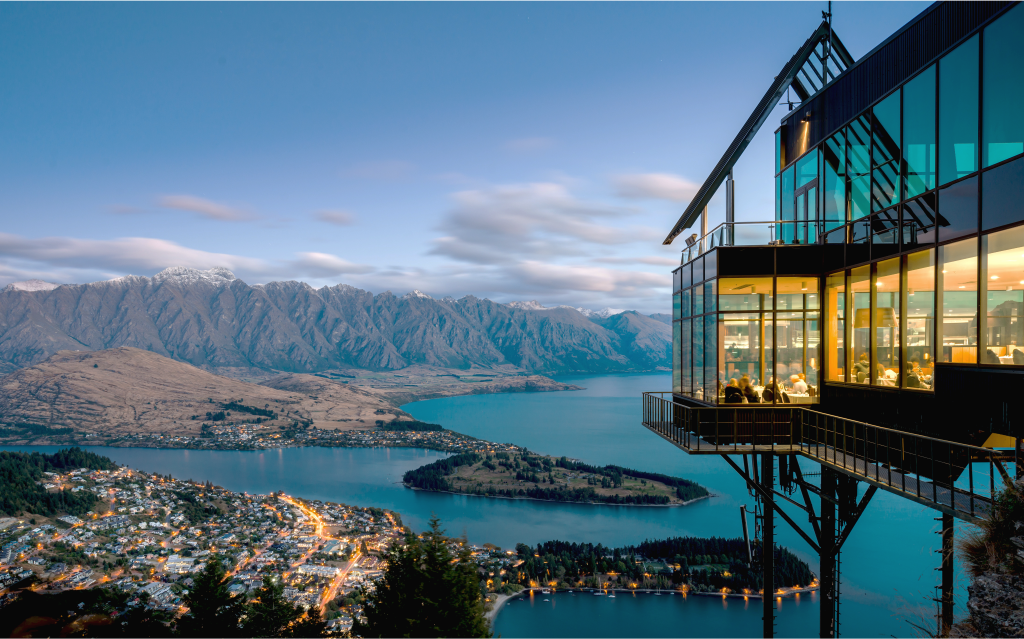 imagem de uma casa localizada acima de uma baía de água em Queenstown.