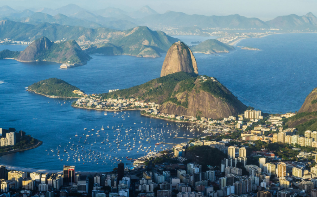 Vista área do Pão de Açúcar, Rio de Janeiro, para aproveitar as férias em abril