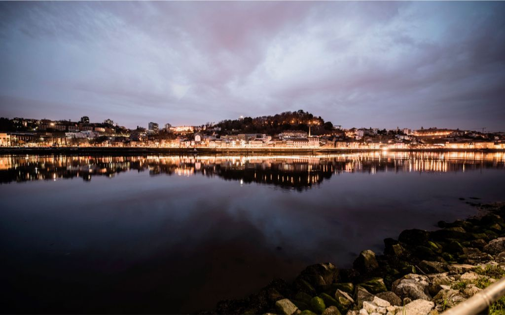 rio em portugal | foto de um  rio a noite e as luzes da cidade