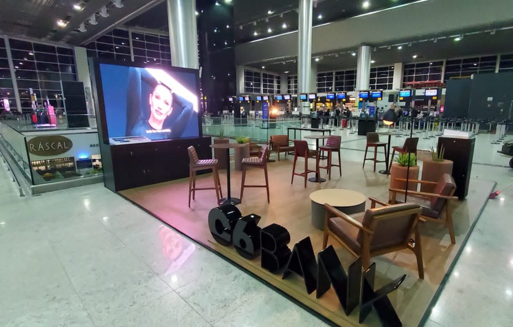 C6 Bank divulga Conta Global em estande no Aeroporto Internacional de Guarulhos