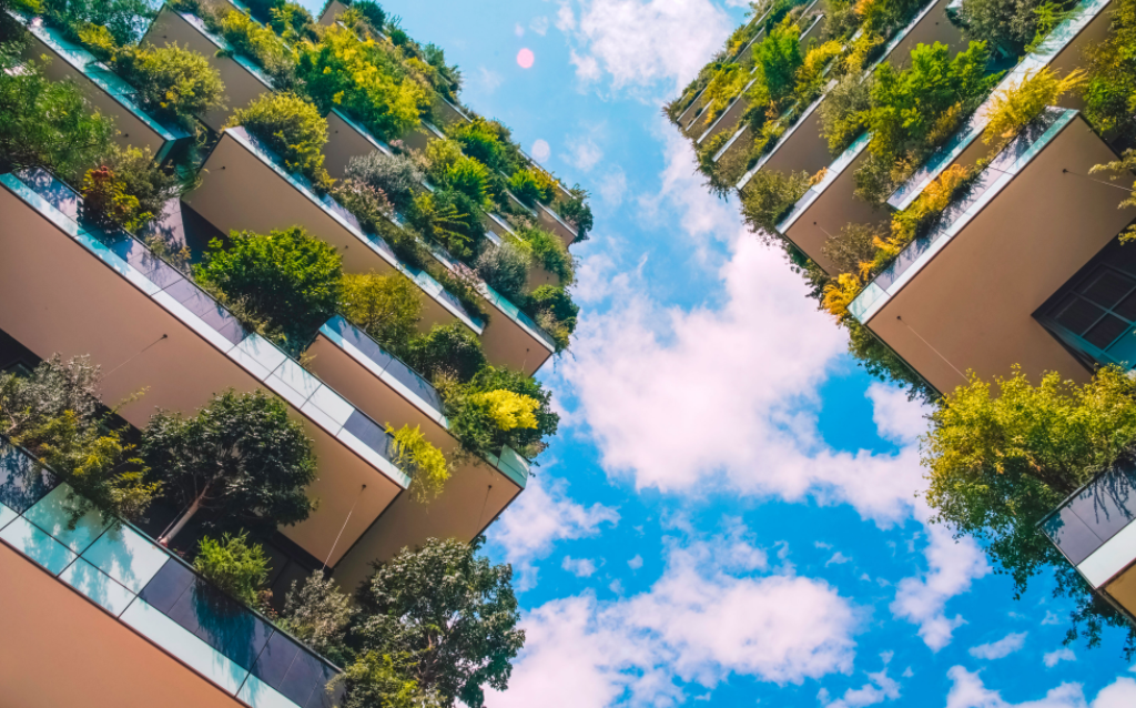 Dois prédios empresariais com árvores na varanda como uma iniciativa sustentável