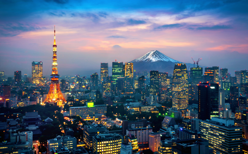 Vista deslumbrante da cidade de Tóquio ao entardecer, com a icônica Torre de Tóquio e o Monte Fuji ao fundo, iluminando a paisagem urbana.