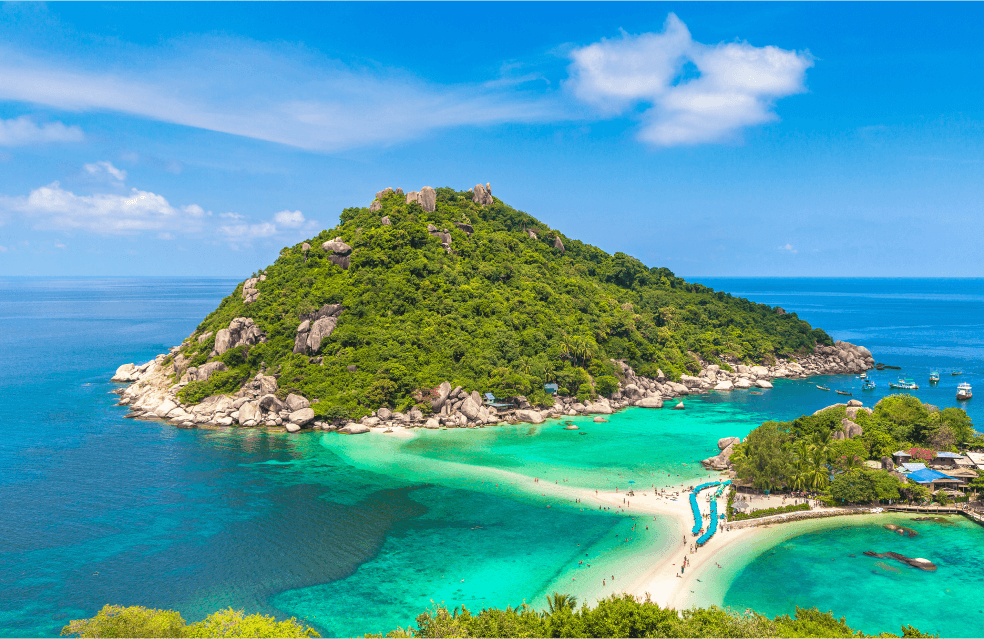 Uma ilha de vegetação verde no meio do mar azul cristalino.