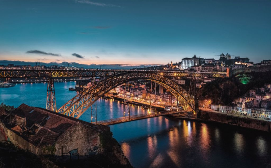 _viajar para Portugal  ponte sobre rio durante a noite