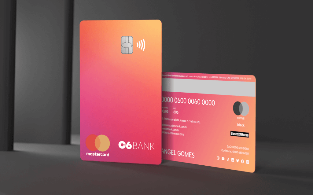 Imagem de um cartão de crédito C6 Bank Mastercard Black. O cartão apresenta um design degradê em tons de rosa e laranja, com o logotipo da Mastercard e o nome "C6 Bank" na frente. O chip é visível na parte superior do cartão, indicando a tecnologia de pagamento por aproximação (contactless). No verso, há informações como o número do cartão, nome do titular, Angel Gomes, e informações de contato do banco, além dos logos Cirrus, Black e Banco24Horas.