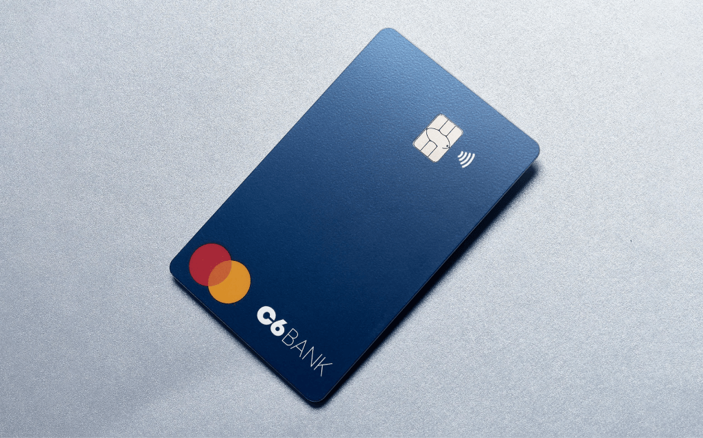 Cartão do C6 Bank na cor azul escuro