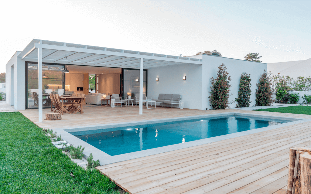 Casa moderna com piscina e área externa elegante, reforçando a proteção de bens de alto padrão com seguro residencial.