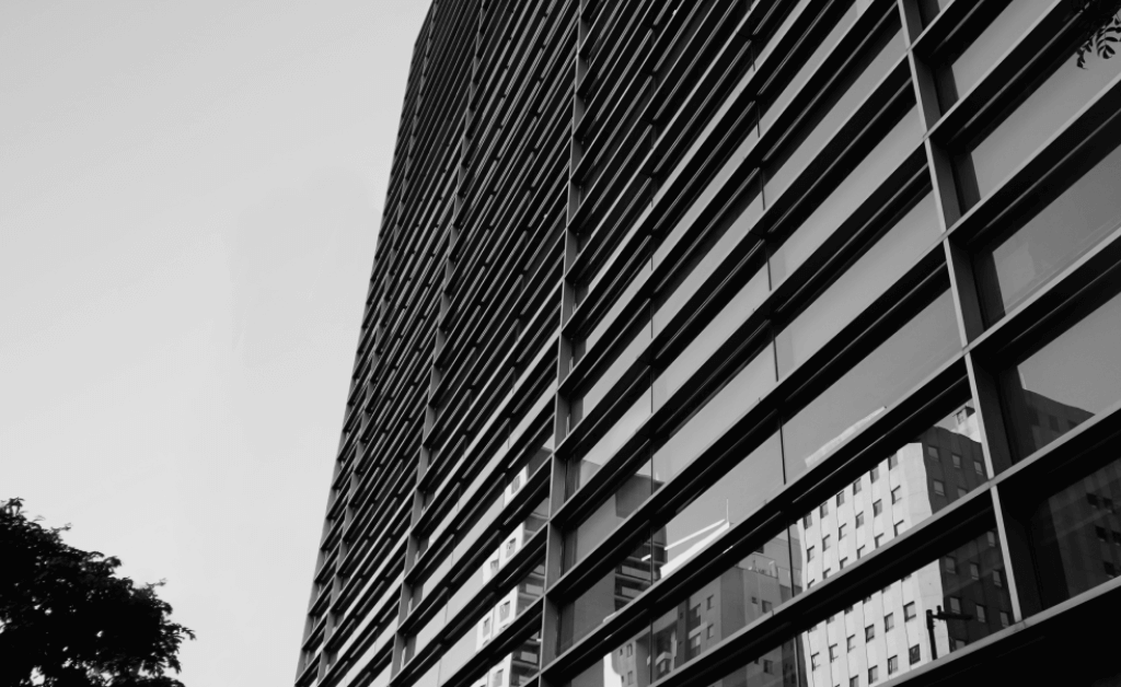 fachada do prédio do c6 bank em preto e branco