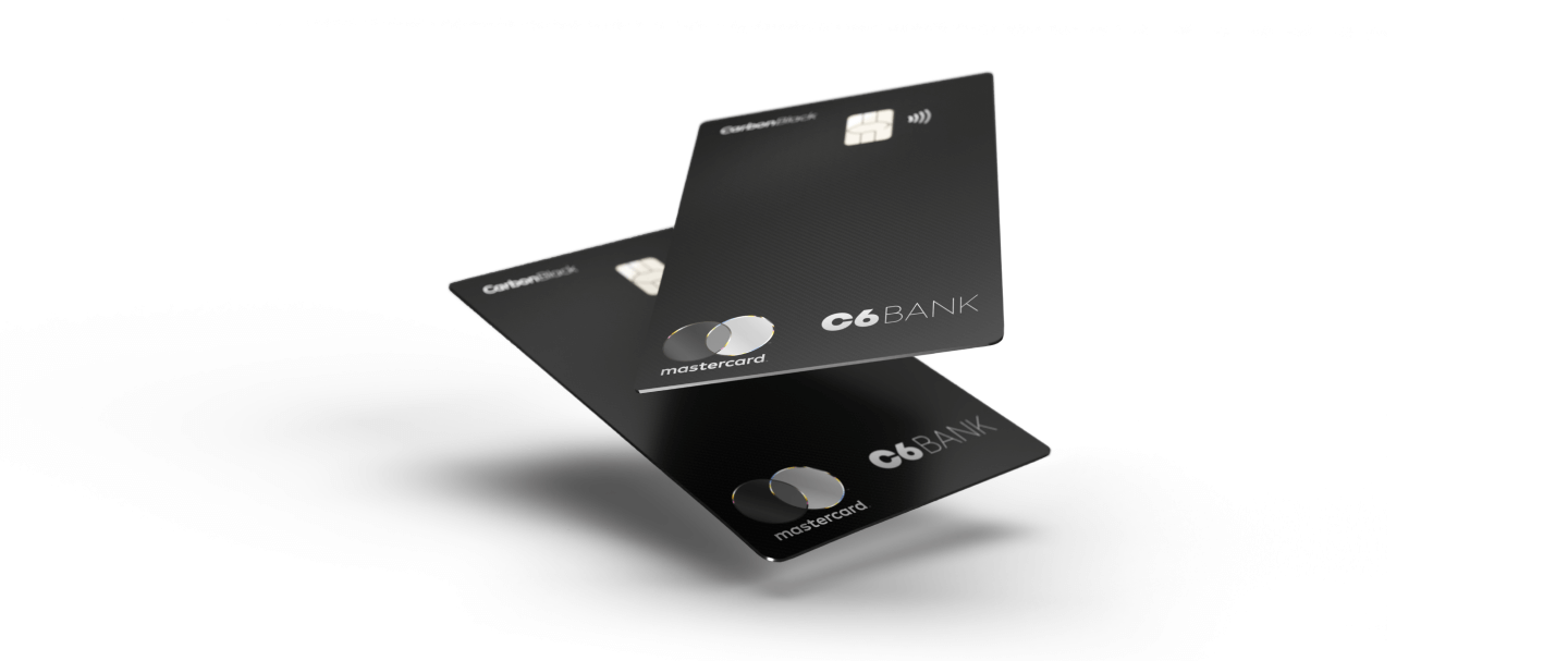 Foto de dois cartões C6 Carbon na cor preta um cima do outro. como funciona o estorno do cartão de crédito