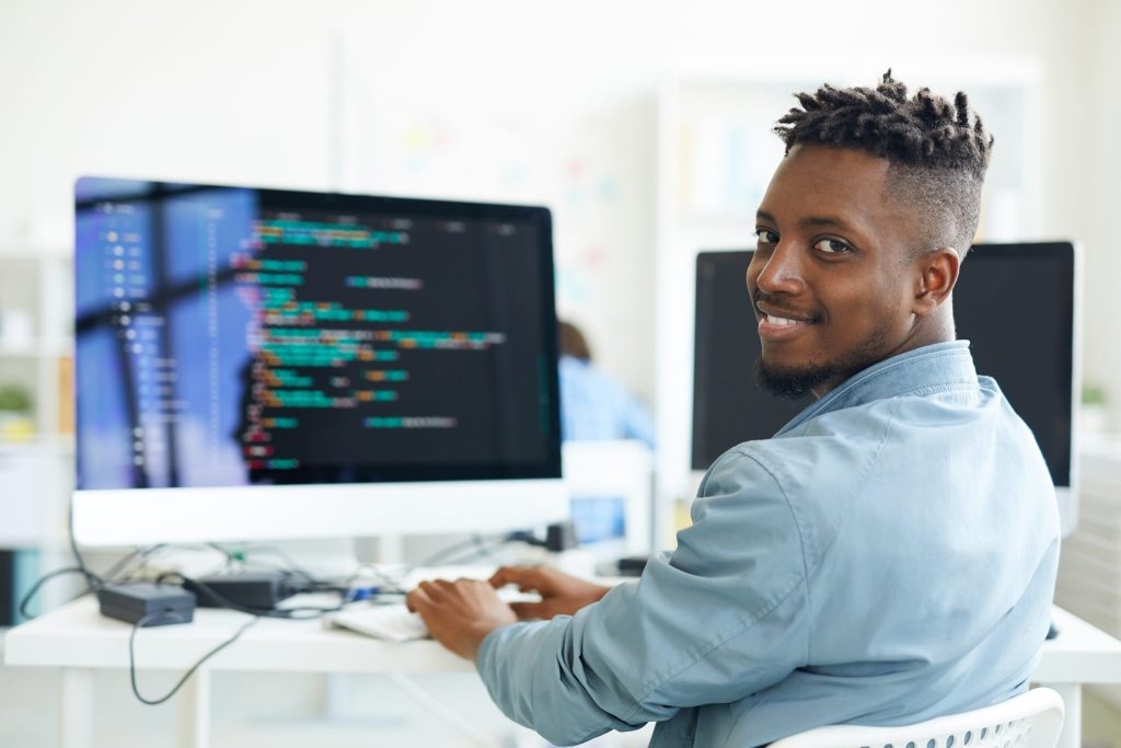 home negro com dreads operando em um home broker pelo desktop