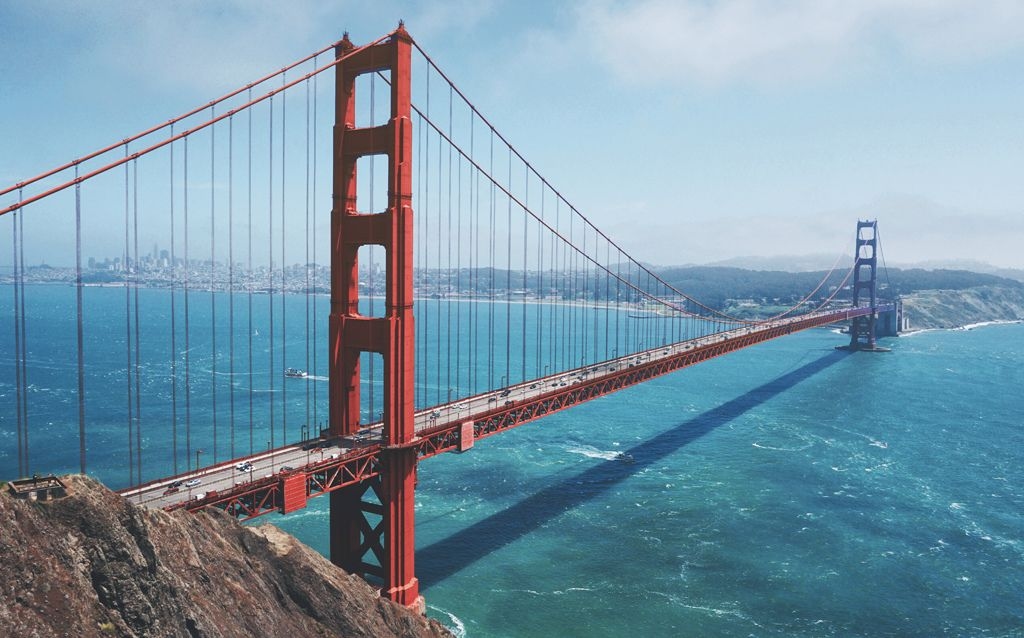 ponte golden gate - ponte vermelha extensa que possibilita a passagem de carros sobre um mar azul