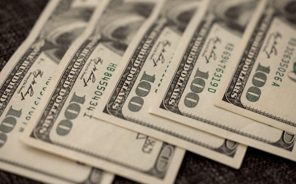 Dólares para representar a chegada da renda fixa em dólar no C6 Global Invest